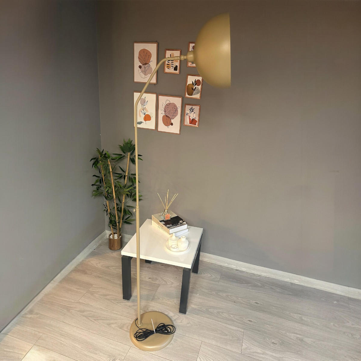 STEHLAMPE Helvik aus Metall mit E27, verstellbarer Lampenschirm - Beige, Metall (37/37/170cm) - Bamyum