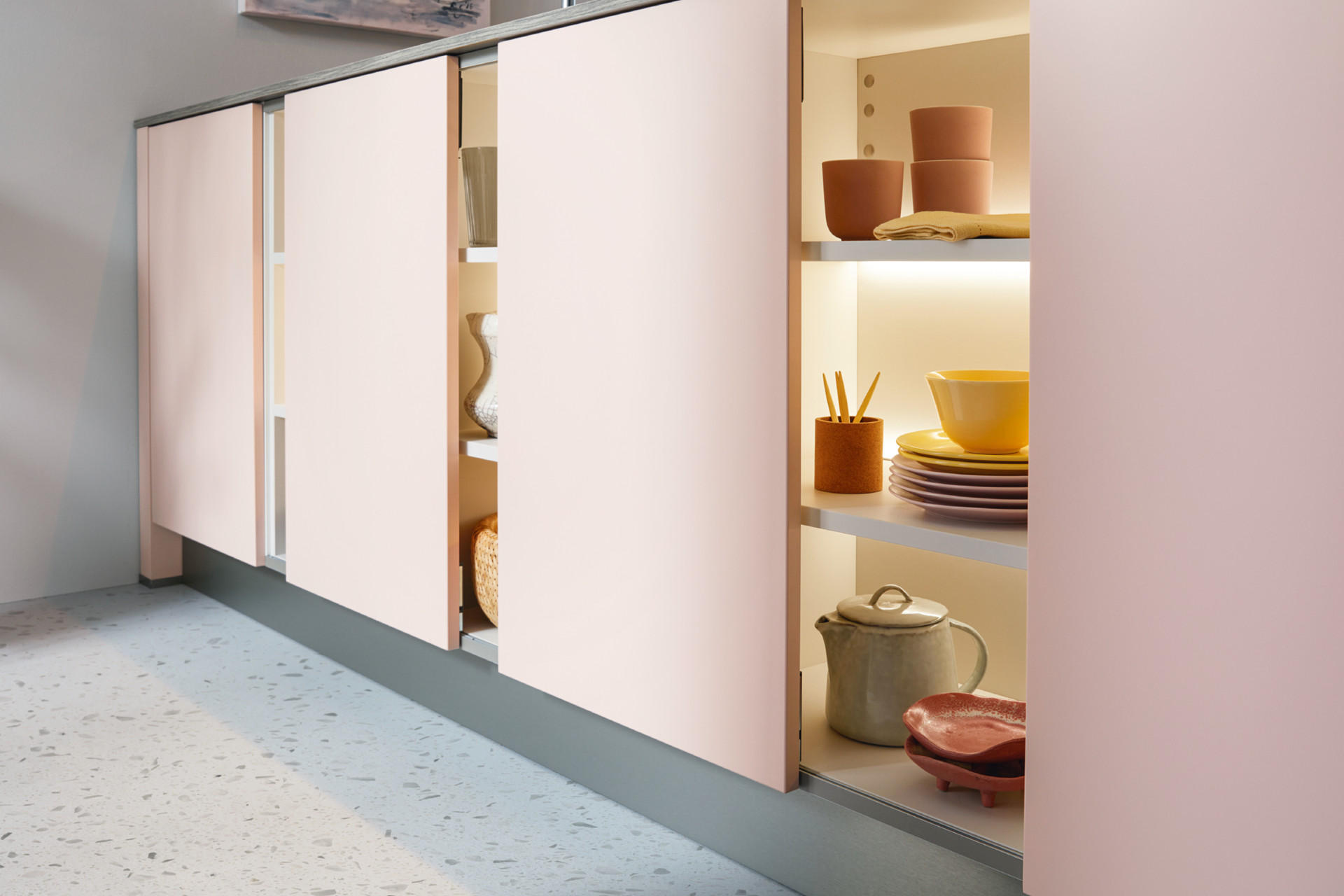 Rosefarbene Schiebetüren in der Küche