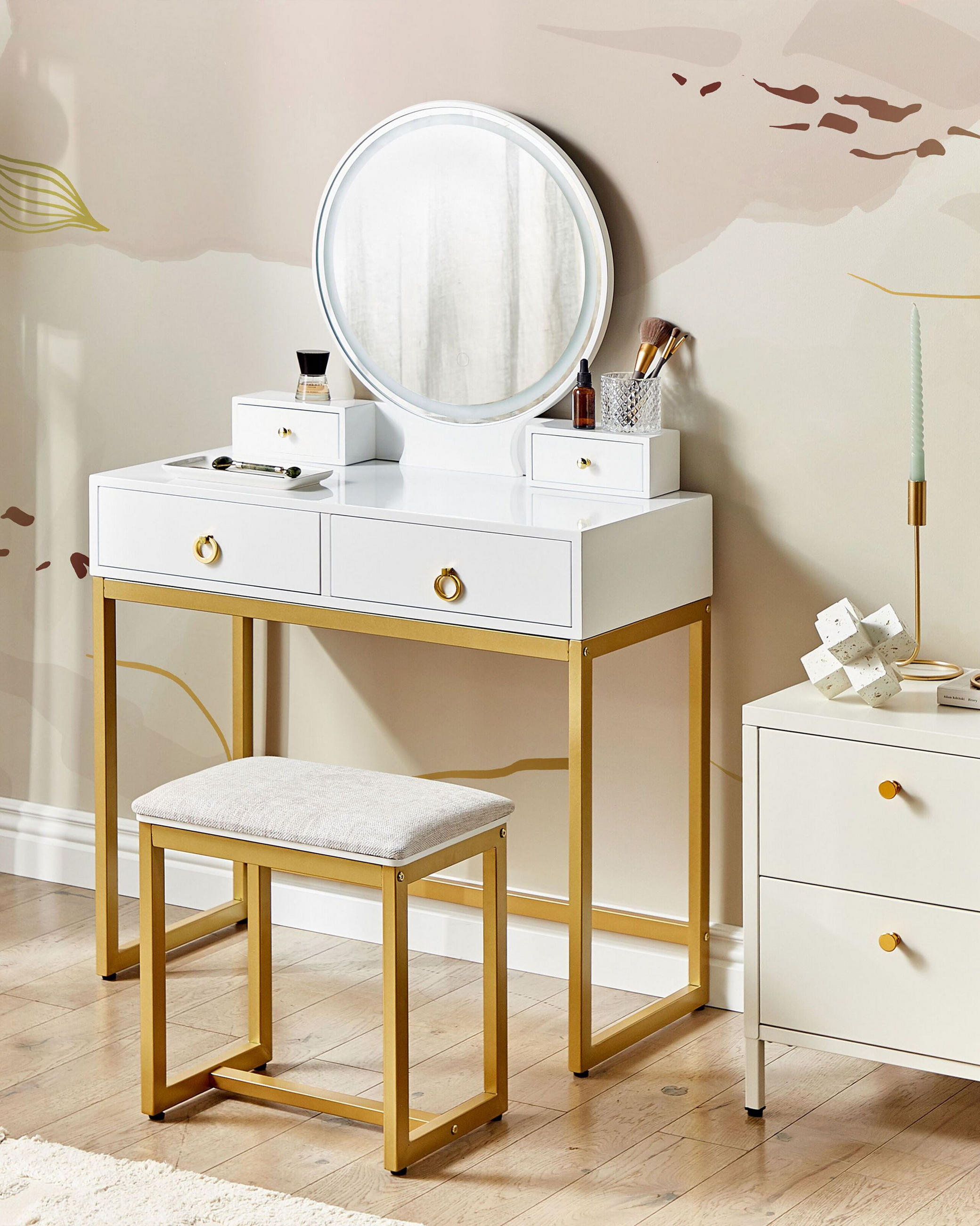SCHMINKTISCH mit rundem LED-Spiegel Hocker 4 Schubladen weiß/gold Auxon - Beige/Goldfarben, Holzwerkstoff (80/132/40cm) - Beliani
