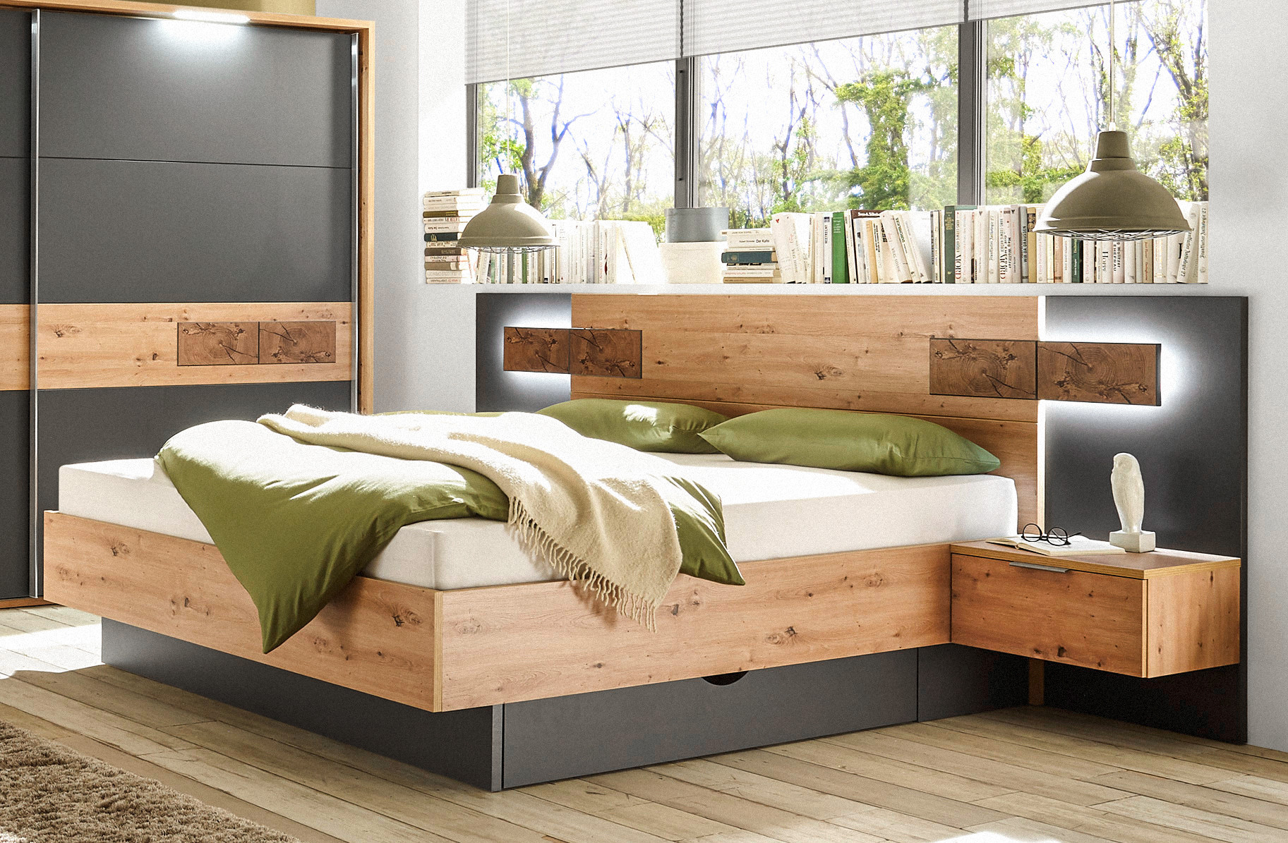 Postele s nočnými stolíkmi