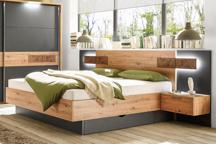 Postele s nočními stolky