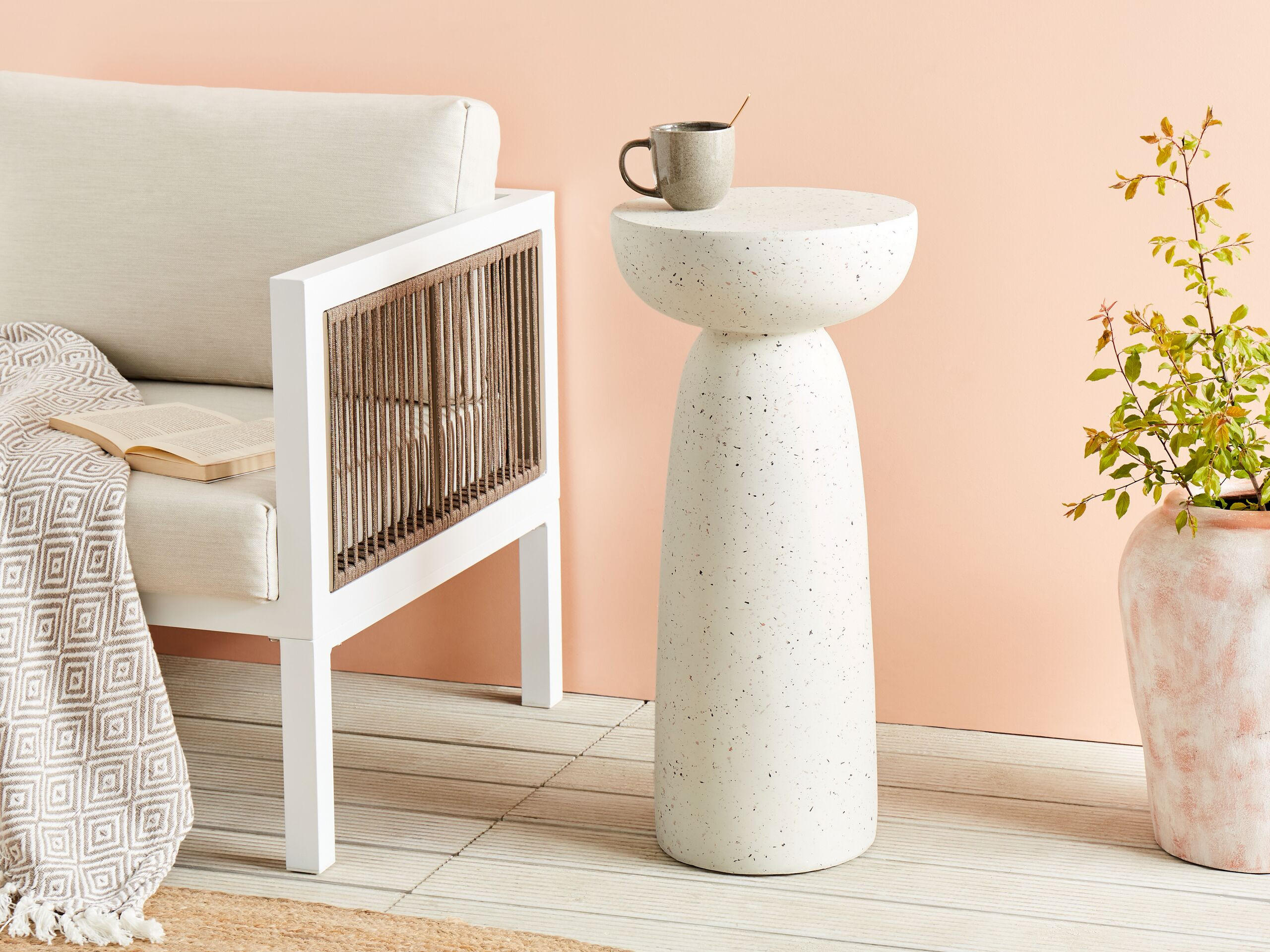BEISTELLTISCH Beton cremeweiß Terrazzo Optik rund 33 cm Cadini - Weiß, Stein (33/33/71cm) - Beliani