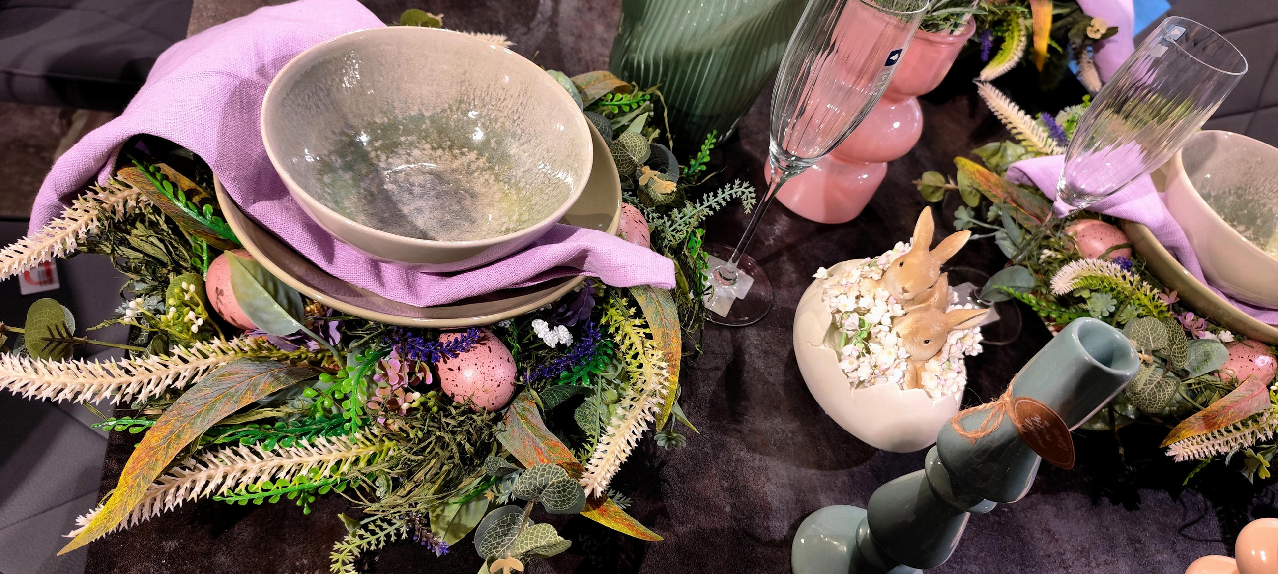 húsvét, nyúl, dekoráció, terített asztal, gyeertyatartó, váza, tojás, lila, zöld, borospohár