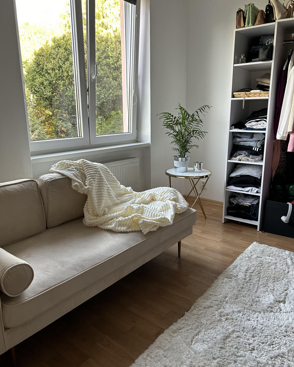 ČALOUNĚNÉ LEHÁTKO CHAISE LONGUE Sametová látka béžové levostranné Miramas - zlatá/béžová, textil (171/63/79cm) - Beliani