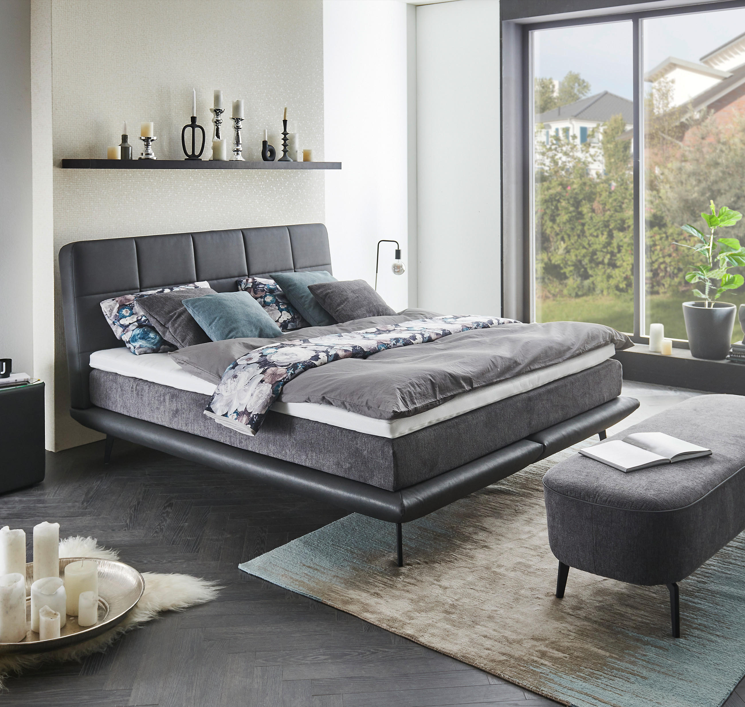 Elegantes Schlafzimmer mit einem Bett und einem Sitzhocker vor einem Fenster, kreiert von der Marke BELDOMO - Sleep.
