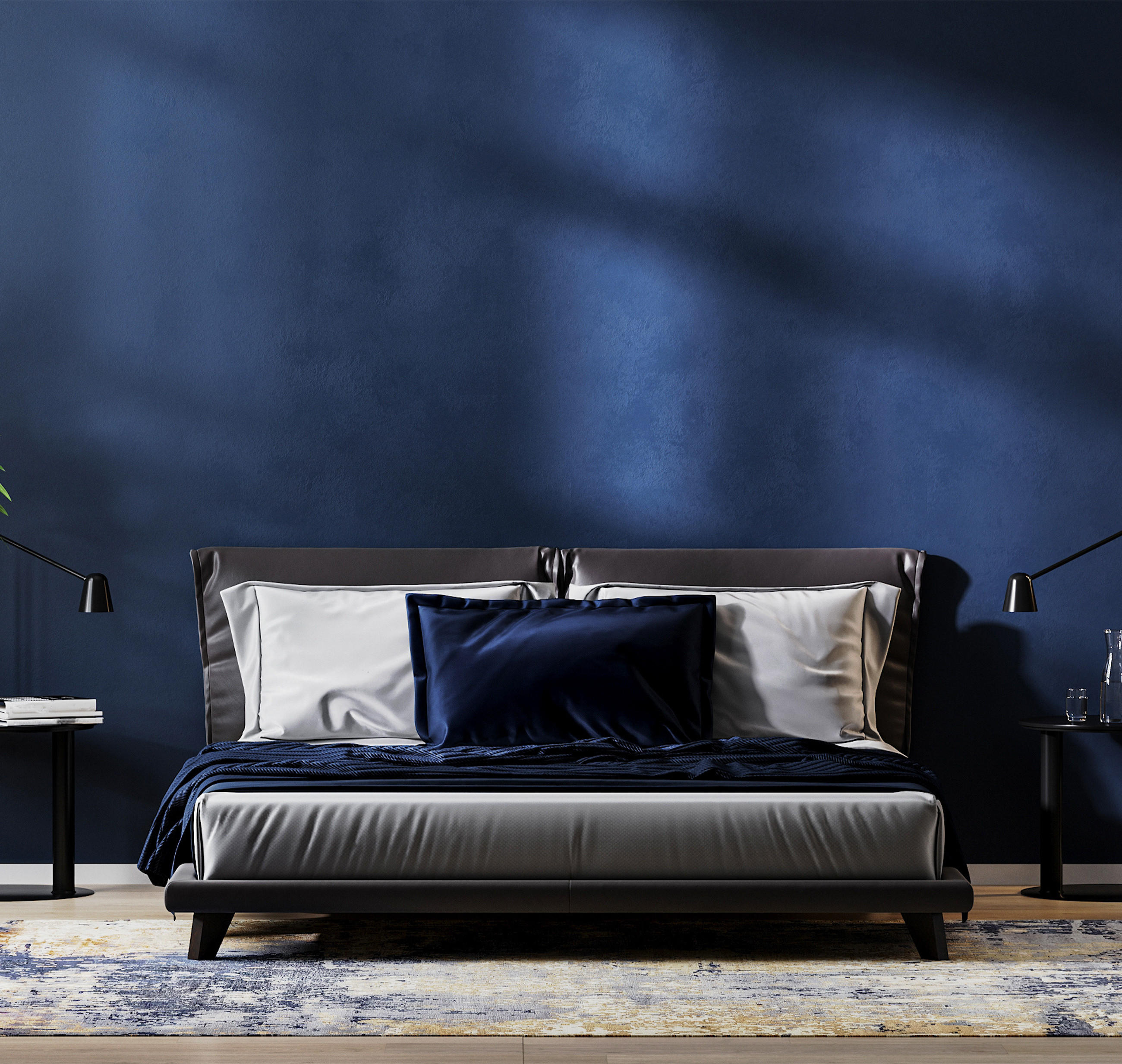 Modernes Schlafzimmer mit dunkelblauer Wand, grauer Bettwäsche, navyblauen Kissen und schwarzen Nachttischen – stilvoll eingerichtet mit Pflanzenakzent und abstraktem Teppich.
