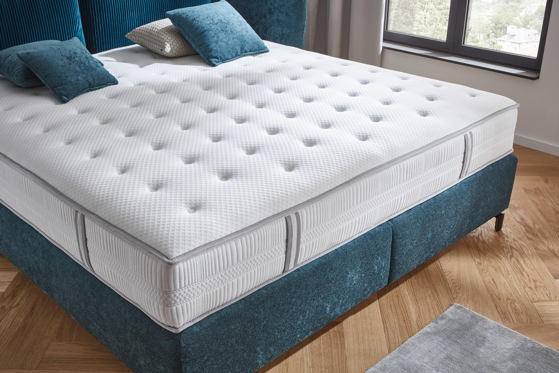 Boxspringbett in hellbraun und weiss