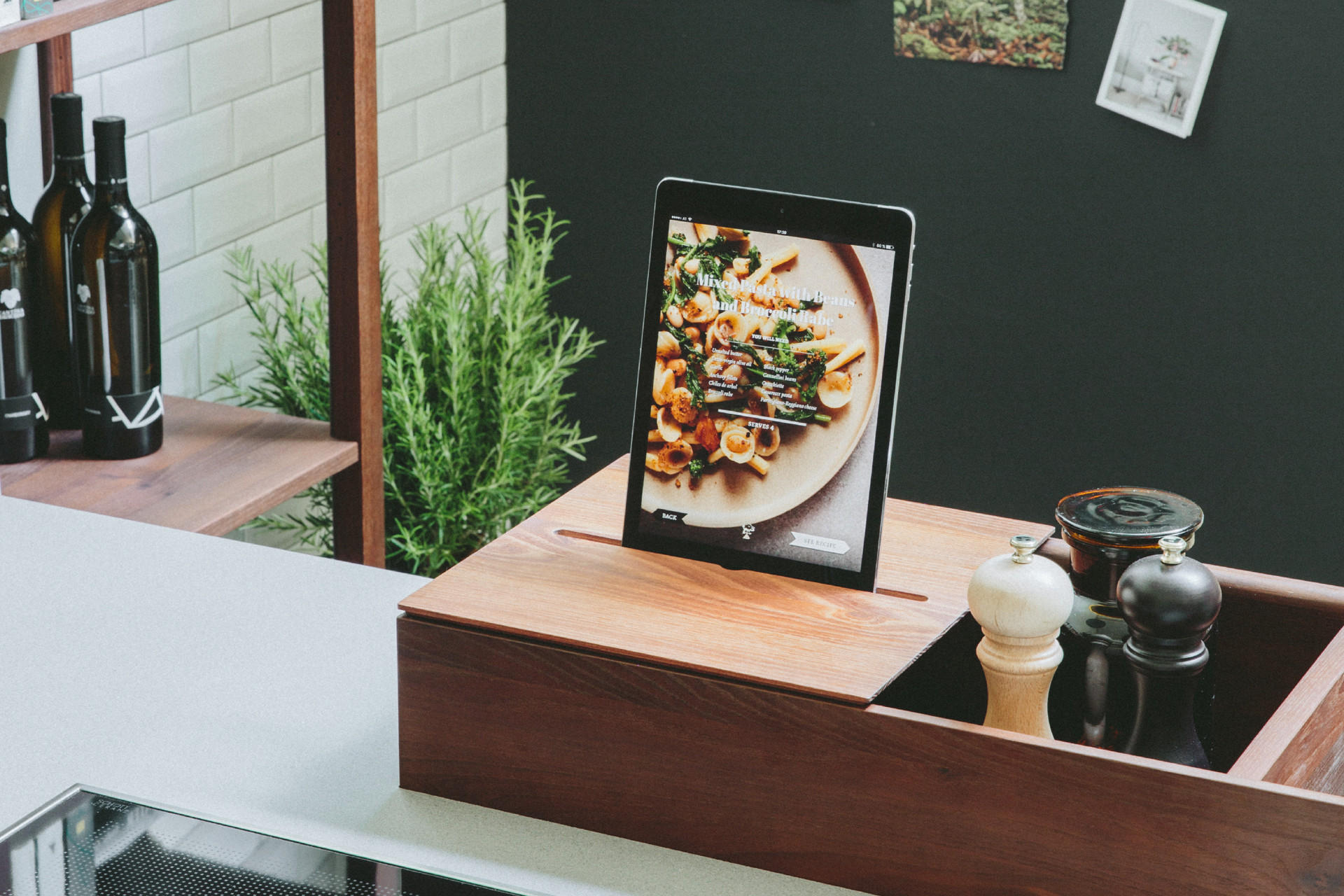 Tablet Halterung aus Holz braun