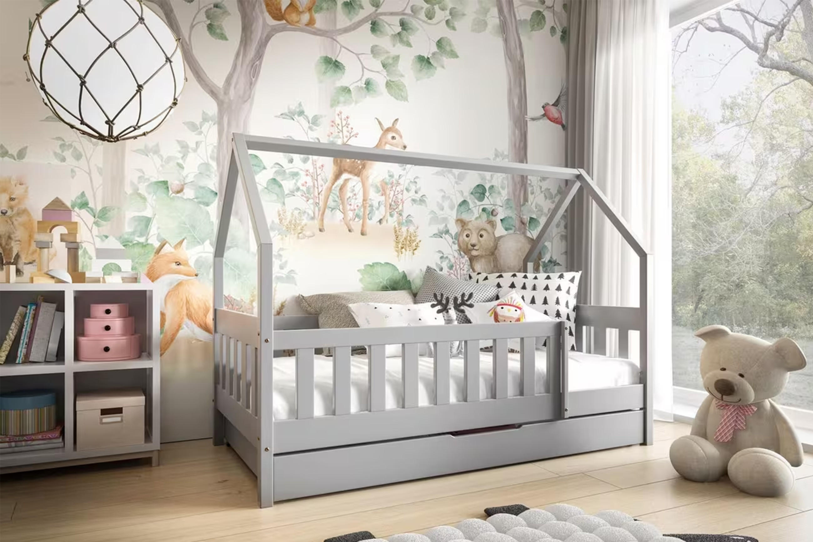 Kinderzimmer mit Hausbett, Wand mit Tier- und Pflanzenmotiven, Regal mit Spielzeug und Kuscheltier auf dem Boden.