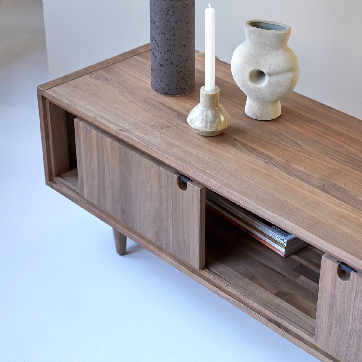 TV-SCHRANK Jonàk Dunkelbraun aus Walnuss - Dunkelbraun, Holz (140/45/45cm) - Tikamoon