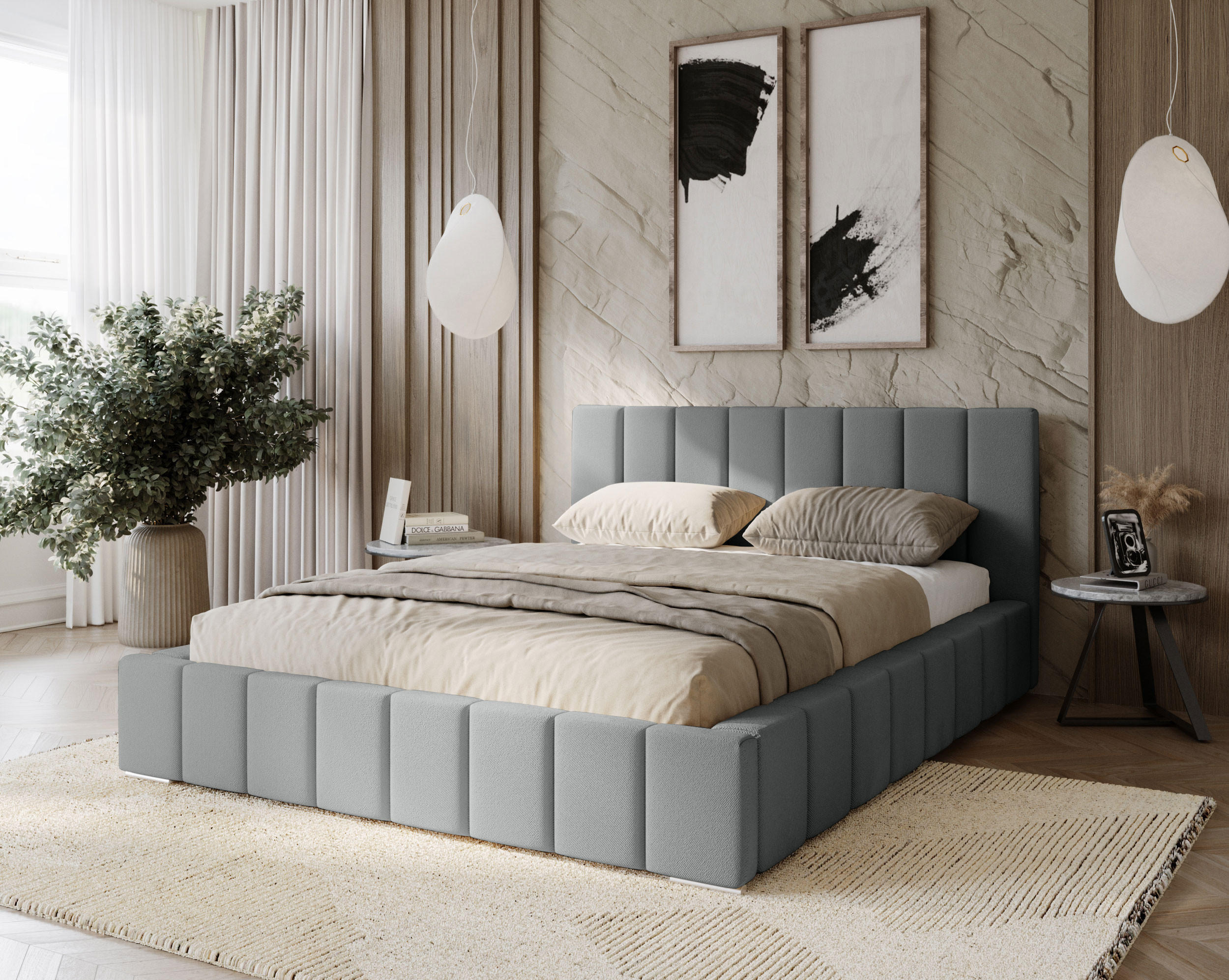 Modernes Schlafzimmer: hellgraues, gepolstertes Bett mit senkrechter Steppung, dekoratives schwarz‑beiges Gemälde an strukturierter Wand und großer beiger Teppich.