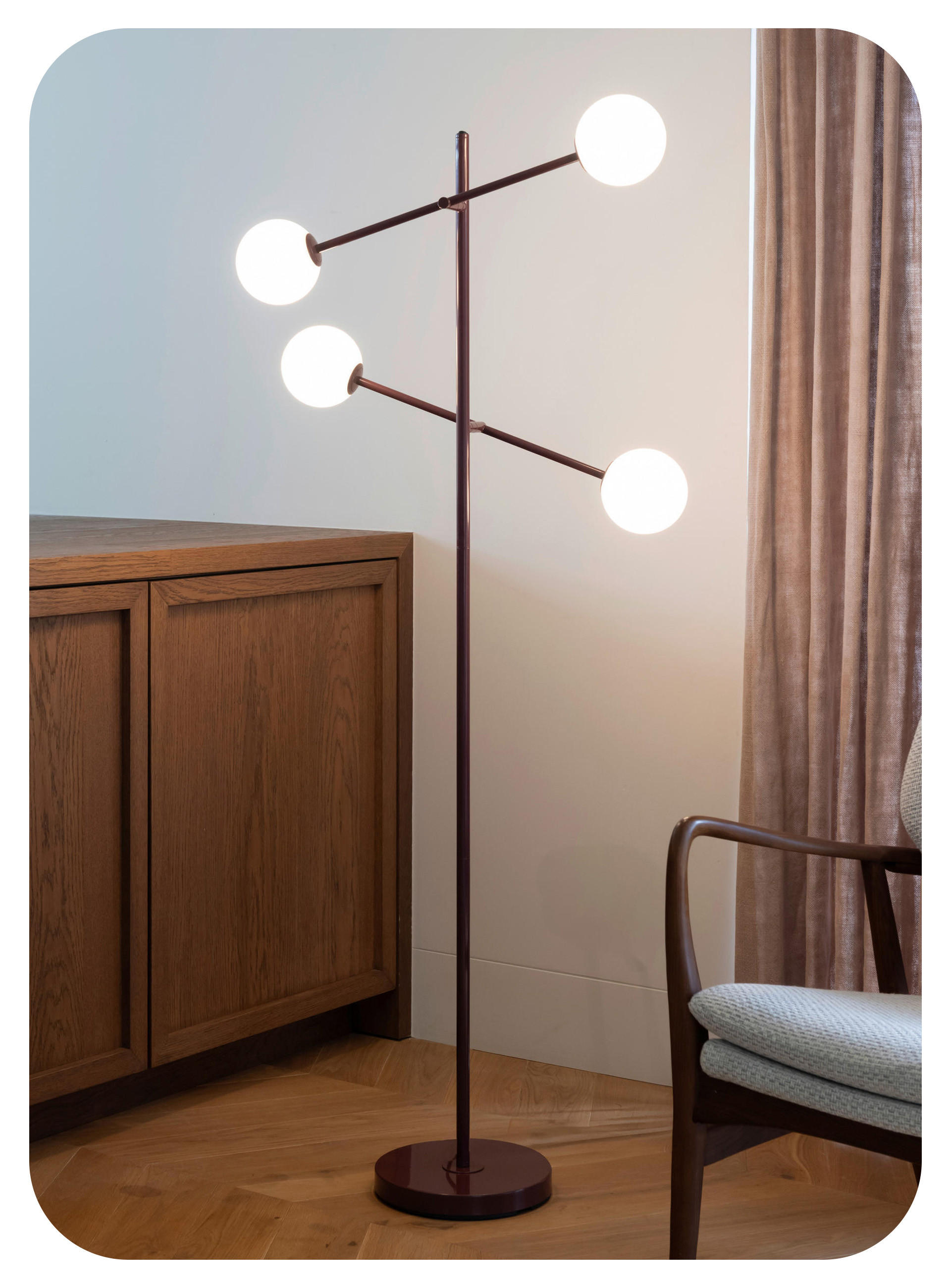 Wohnzimmer mit Stehlampe