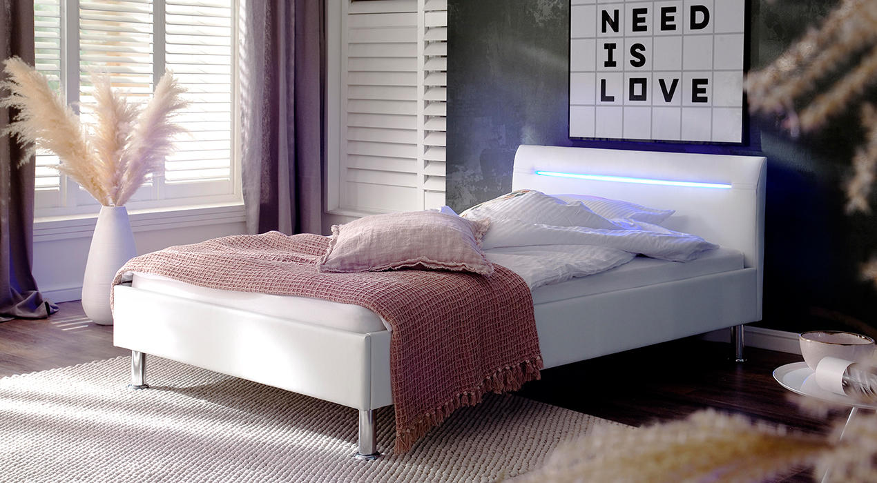 Weißes Polster-Einzelbett mit Decke und Kissen
