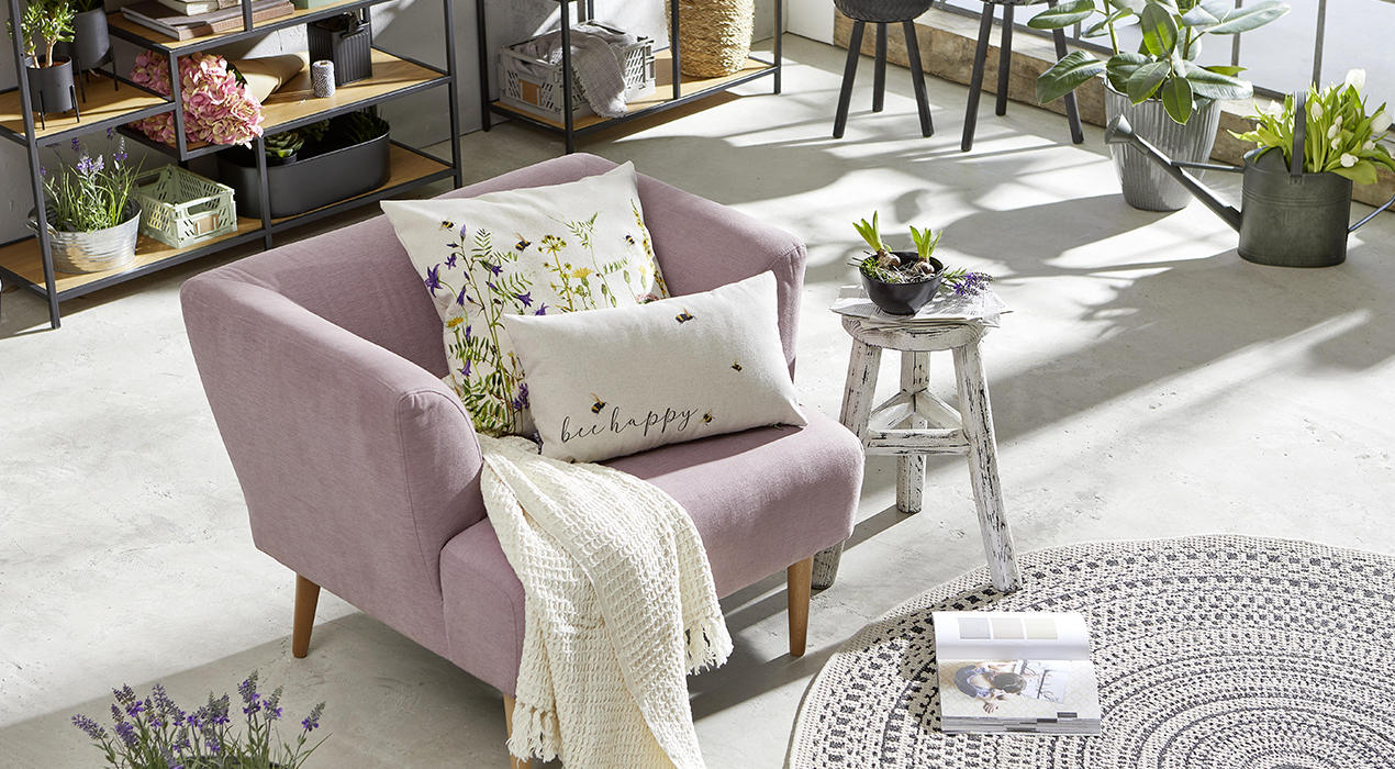 Balkon einrichten mit verschiedenen Möbeln