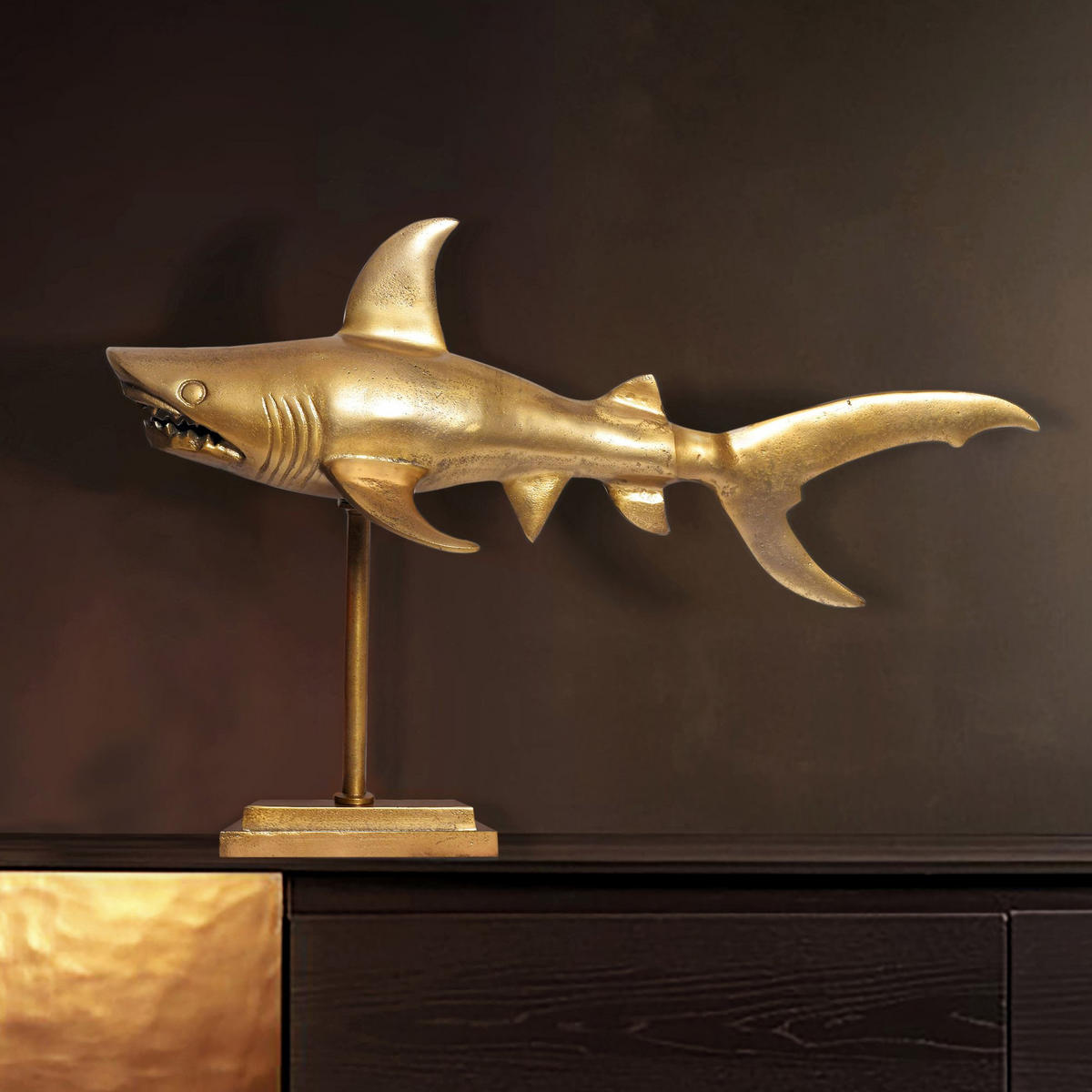 DEKOFIGUR Hai Aluminium 70 cm mit Sockel im maritimen Stil, Gold 70x27x49 cm - Goldfarben, Metall (70/49/27cm) - KADIMA DESIGN
