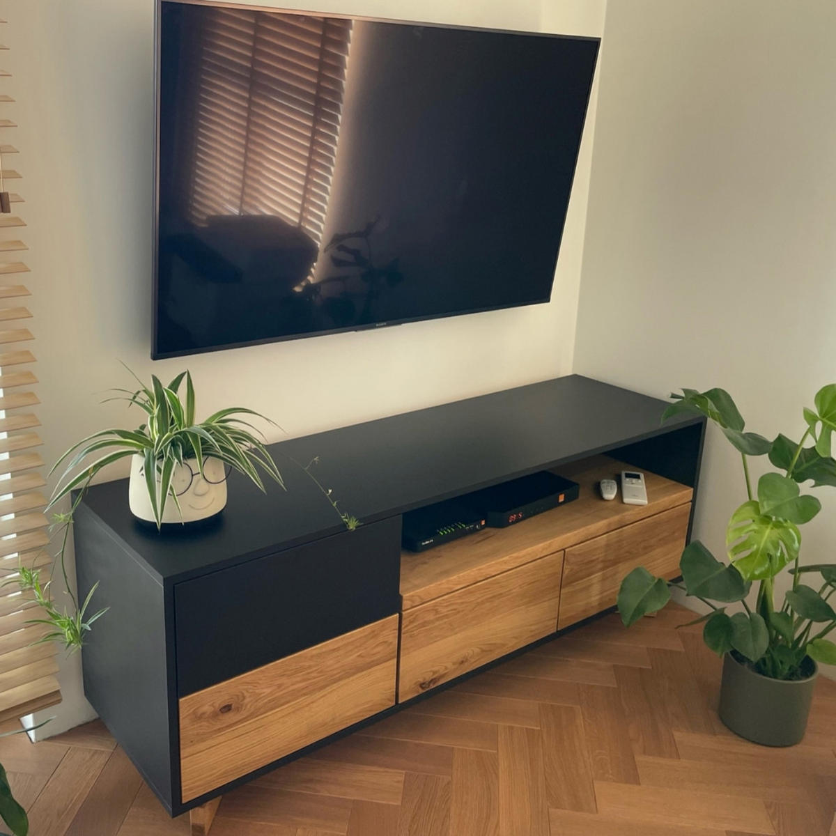 TV-SCHRANK aus Massivholz und Holzwerkstoffplatte für das Wohnzimmer NORD - Eichefarben, Holz (160/60/45cm) - Rawood Furniture