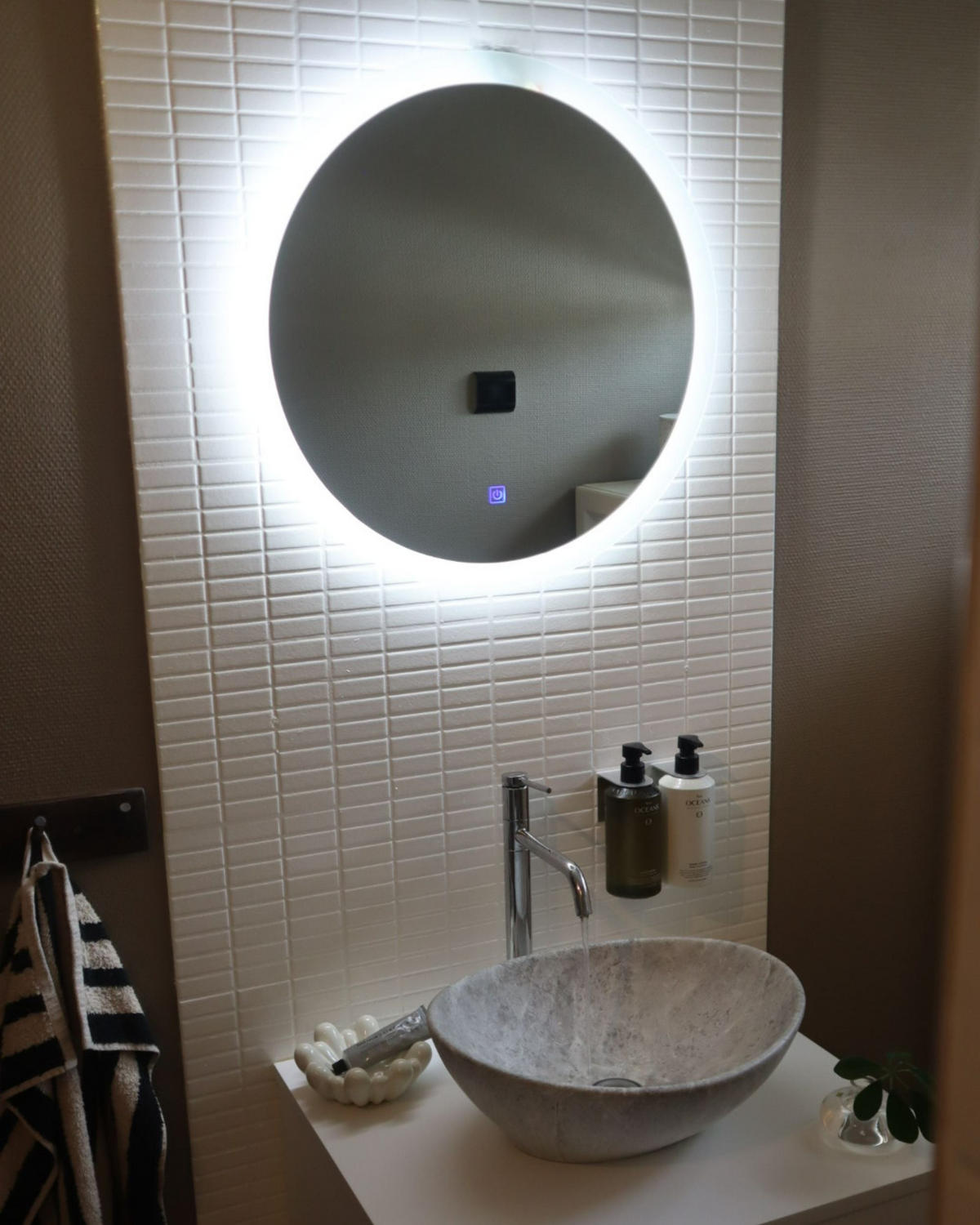 OGLINDĂ DE BAIE cu iluminare LED rotundă 58/58 cm Yser - argintiu, material plastic (58/58/3cm) - Beliani