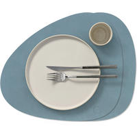 PLATZSET TISCHSETS Nupo - Leder - Light Blue - Curved - Abwaschbar - 44 x 37 cm - 2 Stück - Blau, Leder (44/37/2cm) - LIND DNA