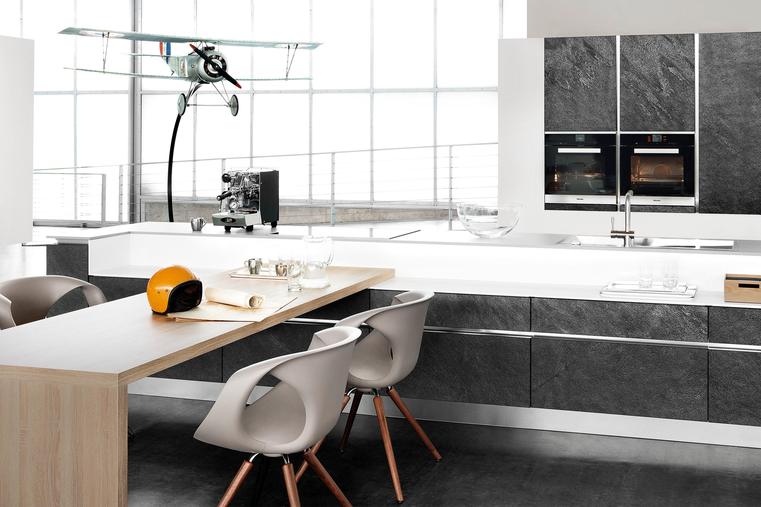 XXXL Küchenratgeber - Küchenarten - Büroküchen, Graue Küche mit Esstisch aus Holz, Kaffemaschine, Büro