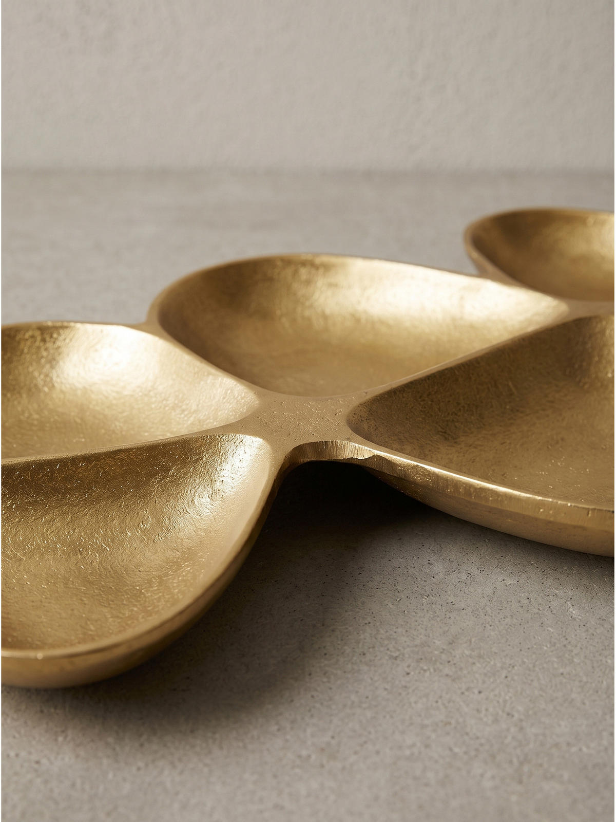 DEKOSCHALE NUMANA, Aluminium, handgefertigt, Gold, 60,5 x 17,5 x 3 cm - Goldfarben, Metall (3cm) - KADIMA DESIGN