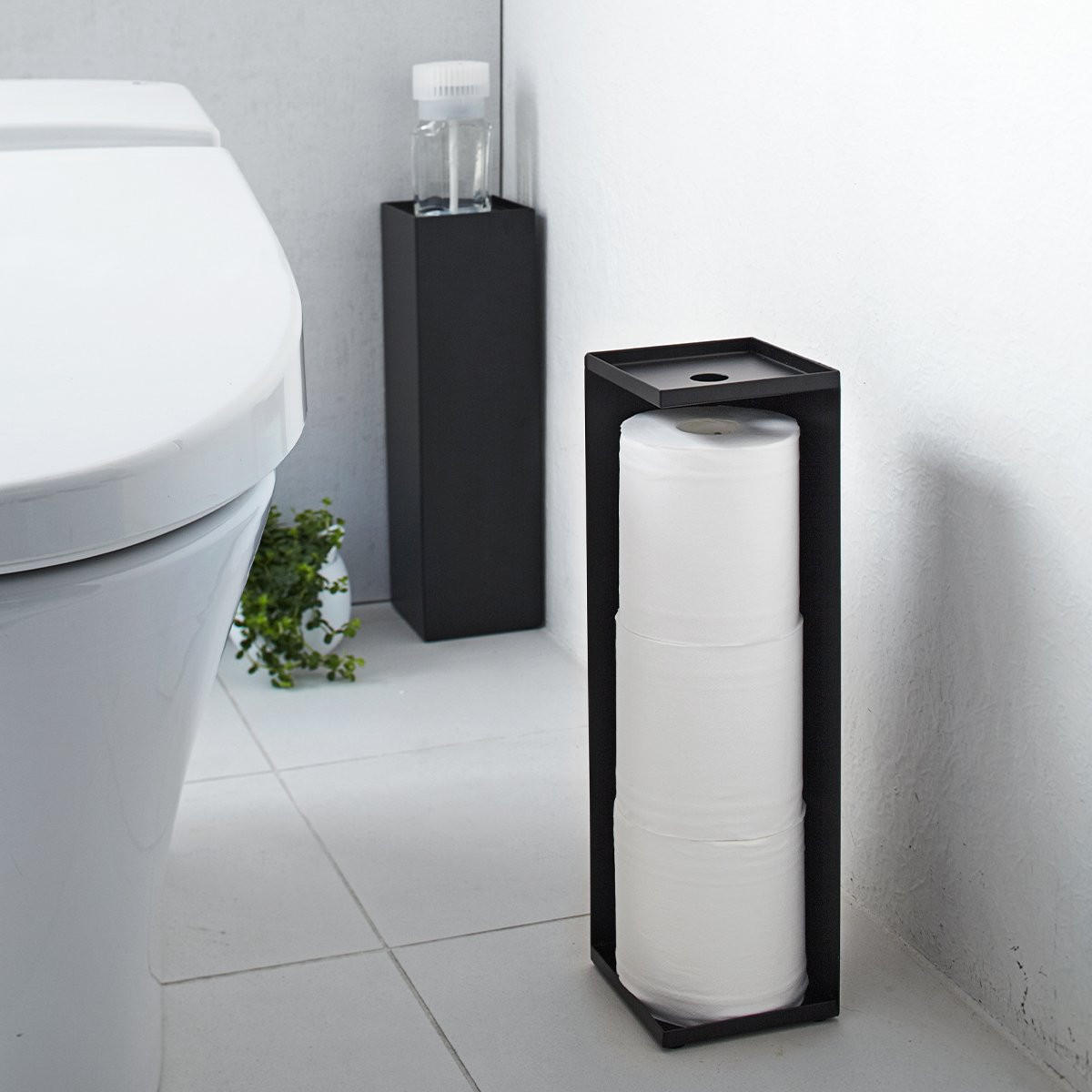YAMAZAKI Tower 7851 Toilettenpapierhalter in Schwarz - Stilvolle und praktische Lösung - Schwarz, Metall (11.5/38.5/11.5cm) - Yamazaki