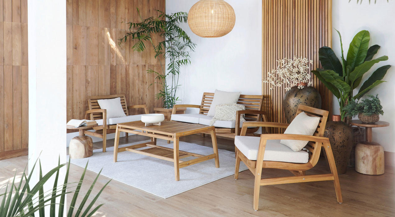 Gemütliche Outdoor-Sitzgruppe aus Holz mit hellen Polstern, Couchtisch und Pflanzen in modernem Terrassenbereich