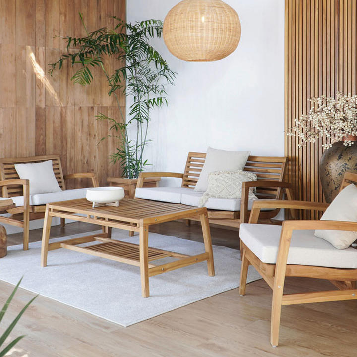 Gemütliche Outdoor-Sitzgruppe aus Holz mit hellen Polstern, Couchtisch und Pflanzen in modernem Terrassenbereich