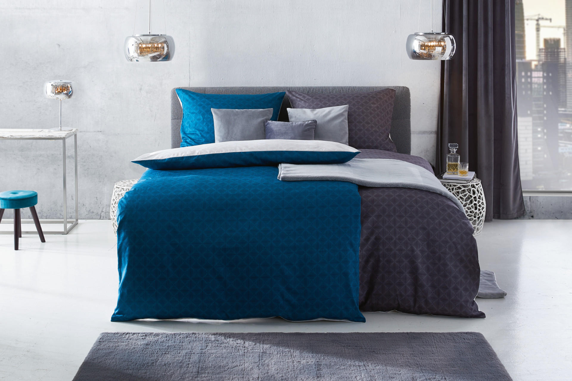 Blaues Schlafzimmer mit DesignermÃ¶bel