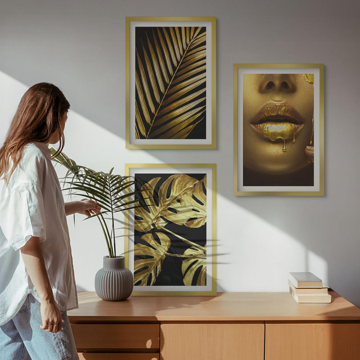 WANDBILDER 3er Set - 40x60 cm Goldrahmen - Mund einer Frau mit Monstera-Palme - Goldfarben, Kunststoff (40/60cm) - ArtPrintCave