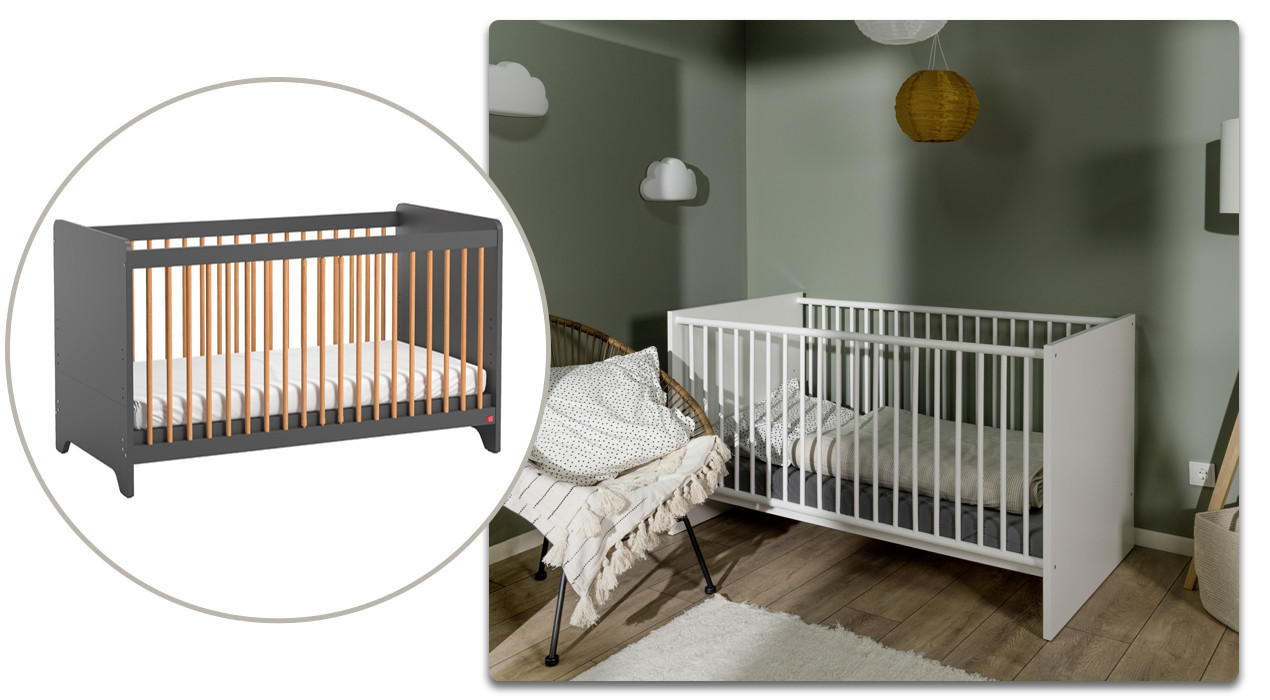 graues Gitterbett als Freisteller mit weißem Gitterbett in grünem Babyzimmer