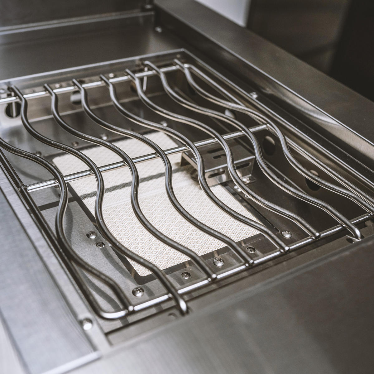 GORILLER® SILVERBACK S1 Outdoor-Küche, Gasgrill mit Kühlschrank-Waschbecken-Kombination, Edelstahl, Silber - Schwarz Hochglanz, Metall (217/90/58cm) - Goriller