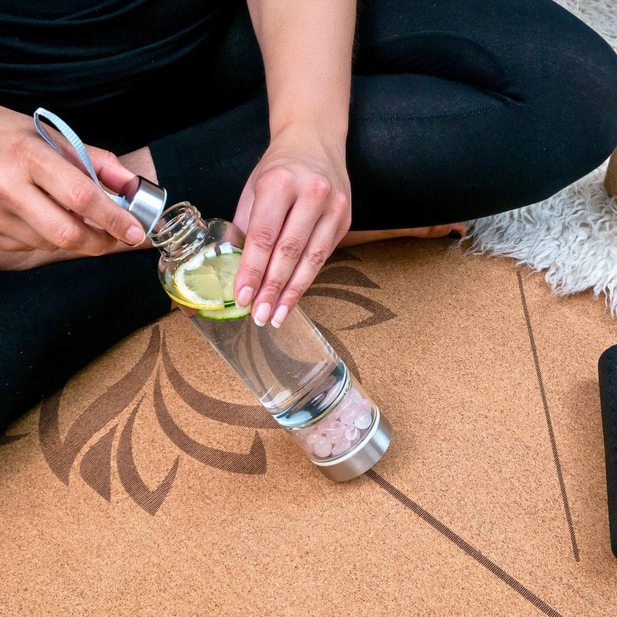 WASSERFLASCHE mit Heilsteinen und Tasche 400ml - Rosa, Glas (0.4L) - Intirilife