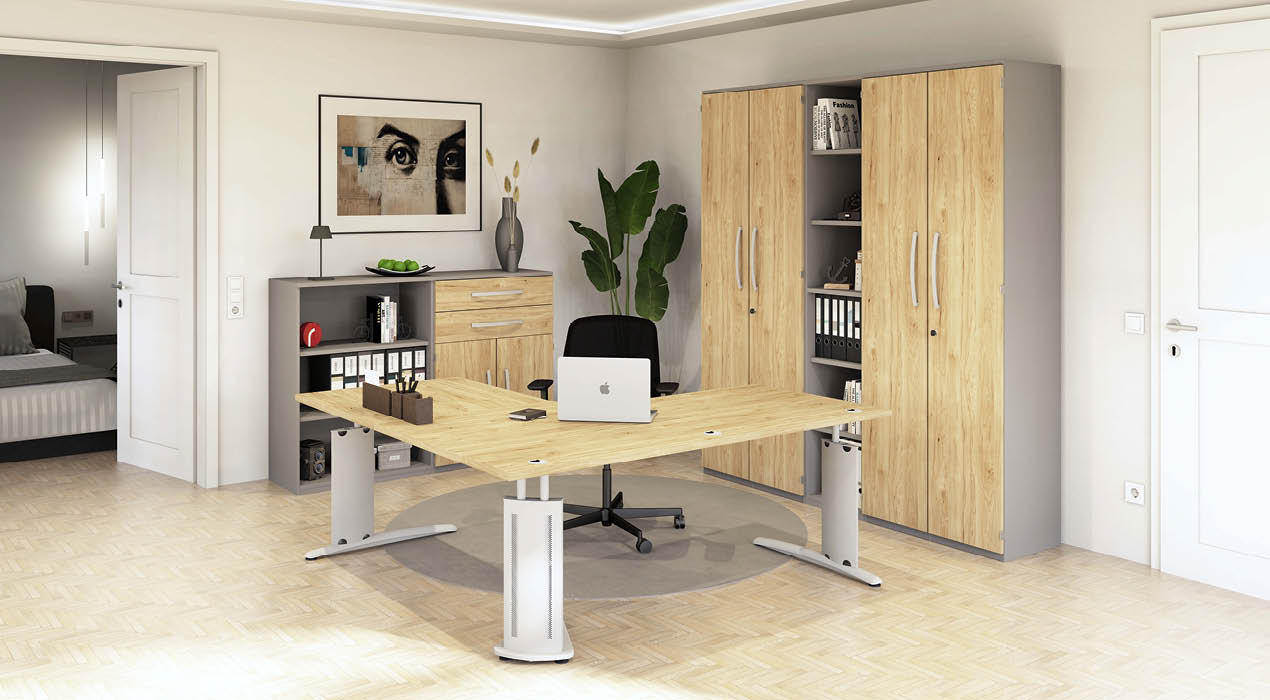 Modernes Büro mit großem Holzschreibtisch, Laptop, ergonomischem Stuhl, Regalen mit Ordnern und Büchern, Schubladenschrank, Pflanze und Wandbild