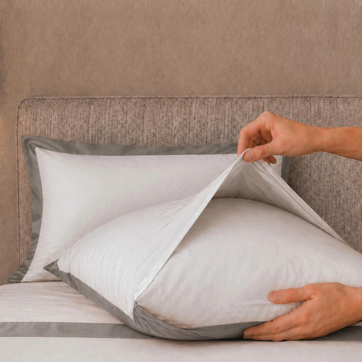KOMPLET posteljnine iz 100 % bombaža z dekorativnim satenastim robom Siva ; Posteljnina za posteljo 120–130 cm - siva, tekstil (130/200cm) - The White Stone