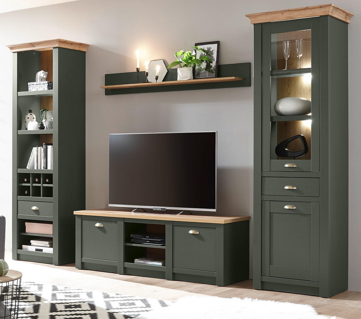 WOHNWAND grün, Wotan Eiche Landhaus, Wohnkombination 4-teilig 308 cm - Dunkelgrün/Messingfarben, Glas/Holzwerkstoff (308/207/45cm) - Furn.Design