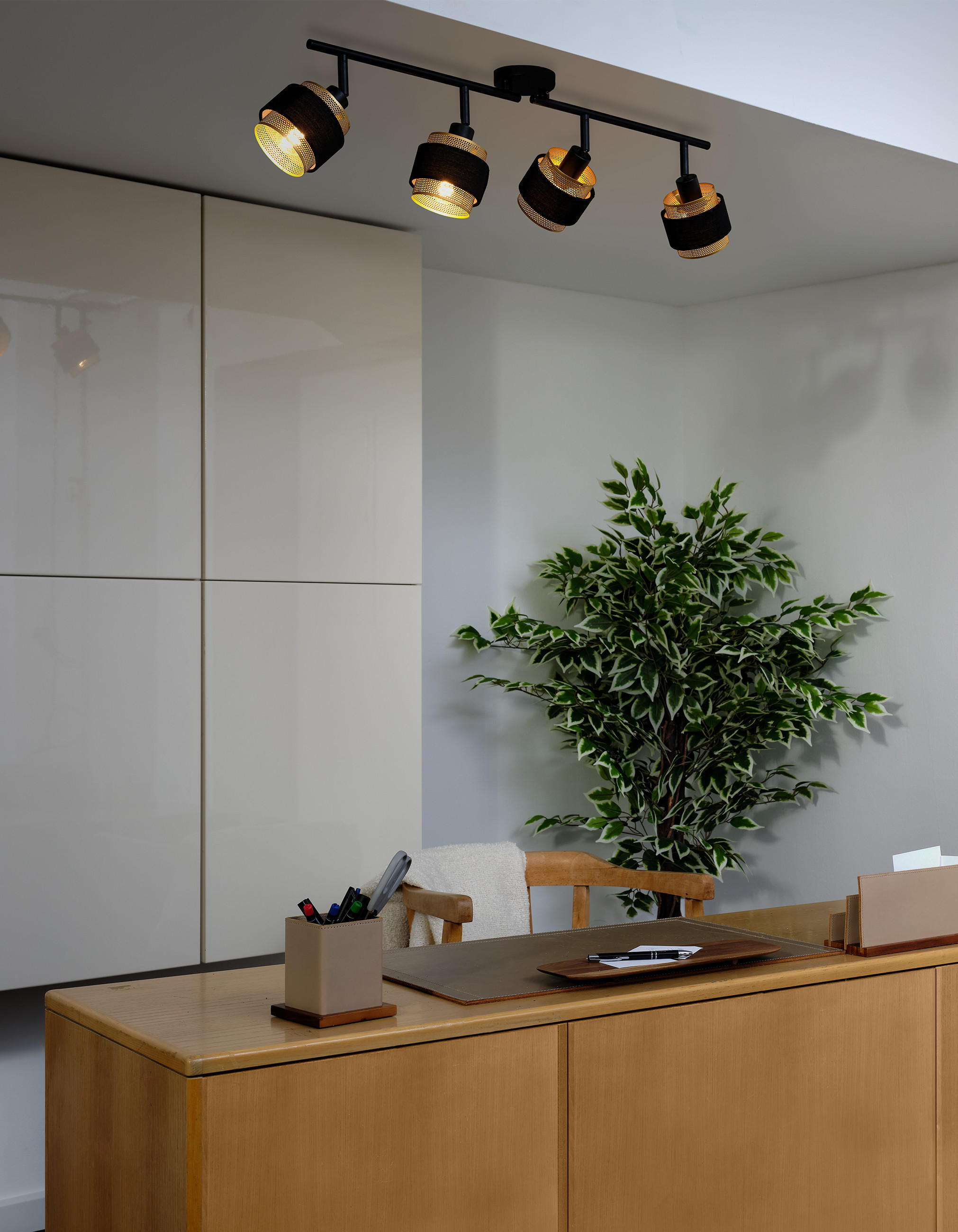 OSRAM Deckenspots sorgen mit modernem Lichtdesign für passende Stimmung in der Küche.
