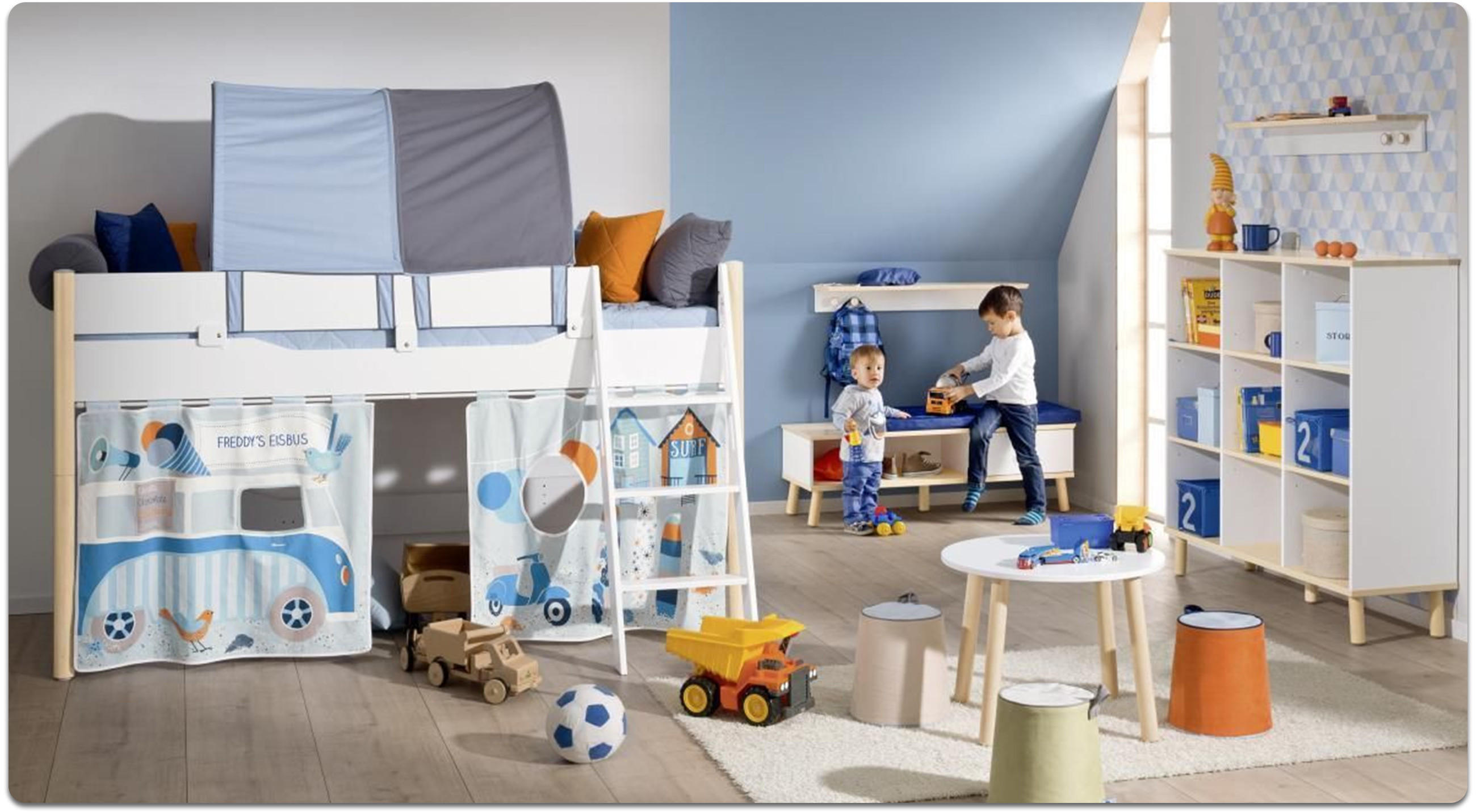 Kinderzimmer mit Hochbett, Spielzeugautos, kleinem Tisch mit Hockern und zwei spielenden Kindern.