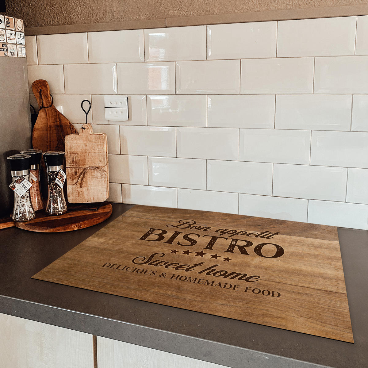 HERDABDECKPLATTE Zitat - Bistro - Guten Appetit - Süßes Zuhause - Holzmaserung 71x52 cm - Braun, Kunststoff (71/0.2/52cm) - MuchoWow