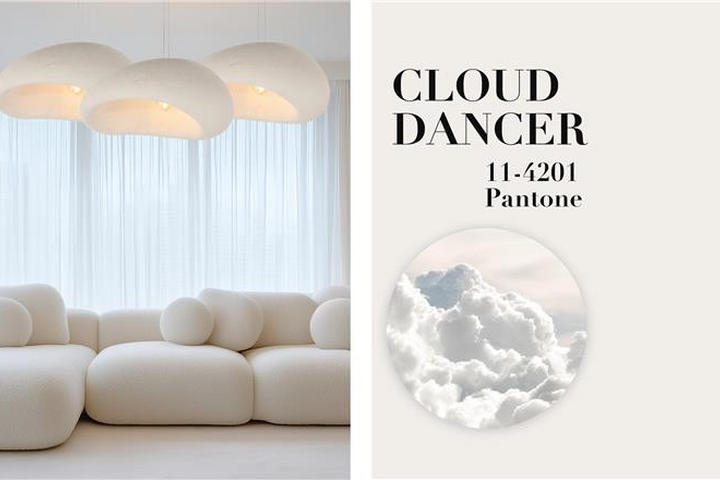 Helles Wohnzimmer mit weißer Couch, Hängelampe und Text "Cloud Dancer 11-4201 Pantone"