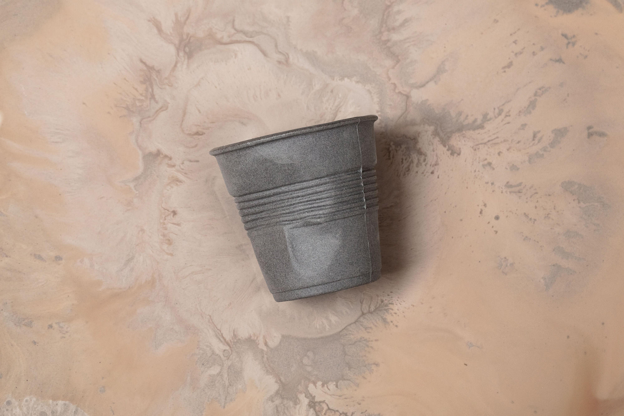 KNICKBECHER Espresso 0,08 l wie Recyclingmaterial - Grau, Keramik (0.08L) - Revol Porcelaine France
