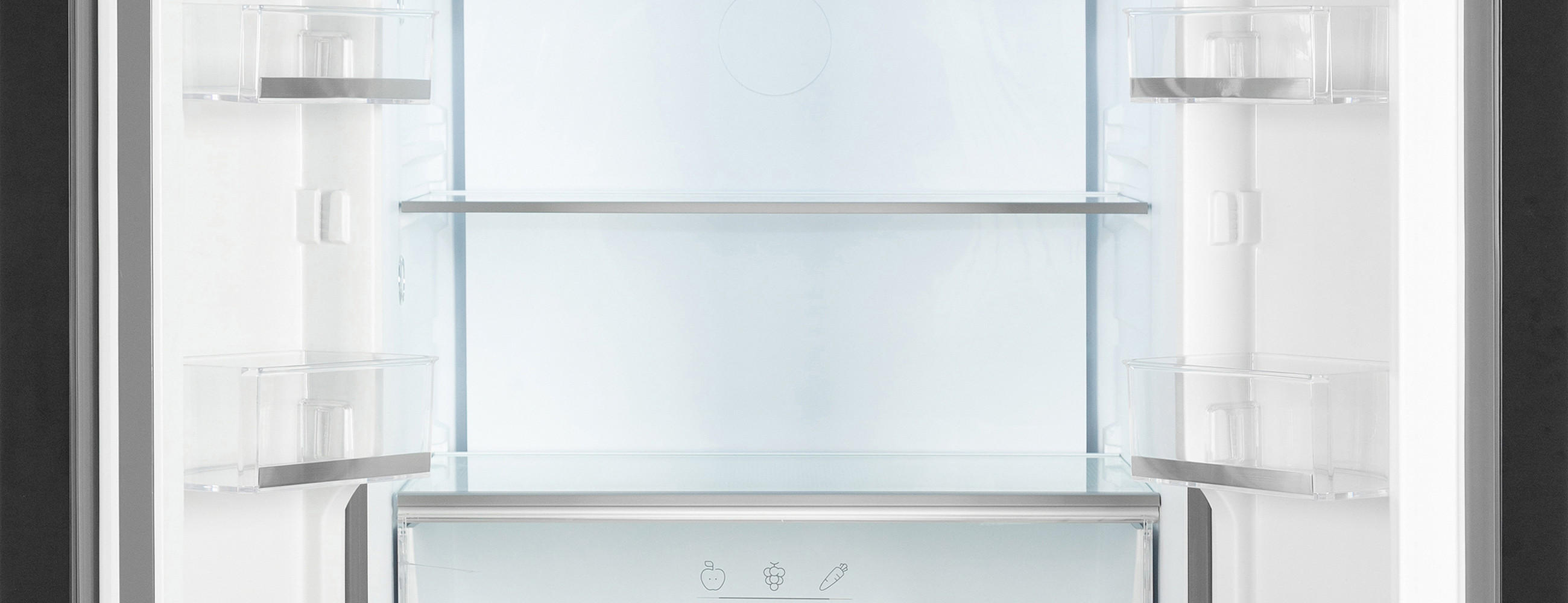 Offener Kühlschrank mit leergeräumten Fächern, bereit für die Reinigung.