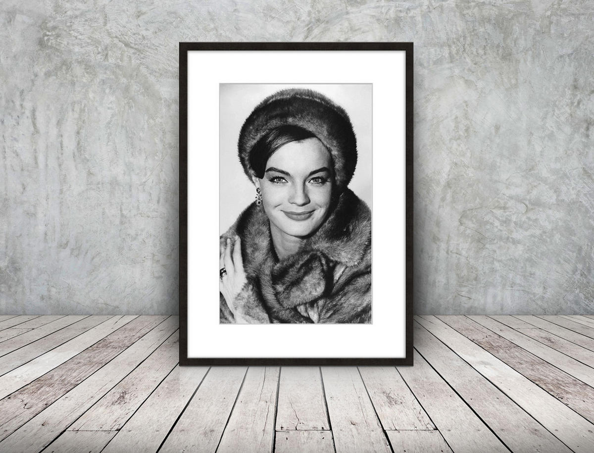 BILD mit Rahmen 51x71 cm Romy Schneider Schwarz-Weiß - Weiß, Holz (51/71cm) - artissimo
