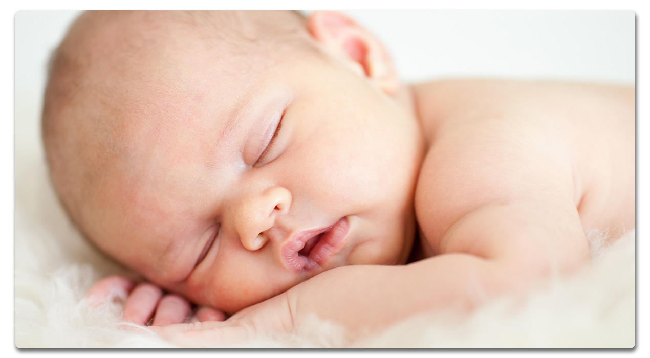 baby am schlafen mit überkreuzten armen