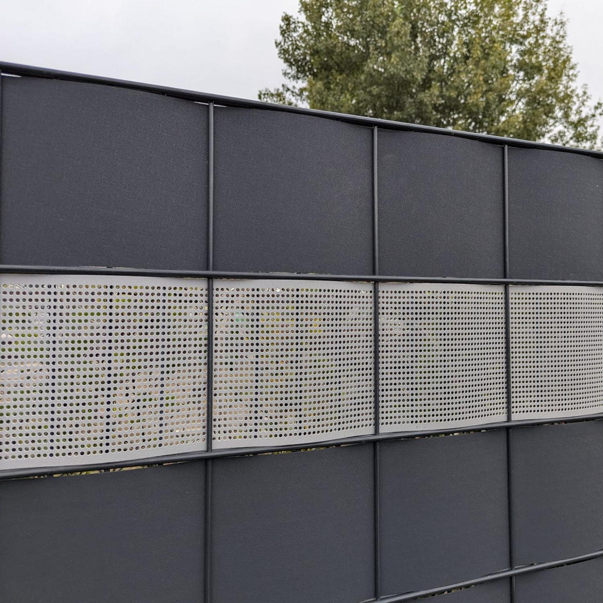 SICHTSCHUTZSTREIFEN PP Premium Gelocht 30 Prozent Streifen Fenstergrau 2,55m - Hellgrau, Kunststoff (255/19cm) - ZAUN|ZU