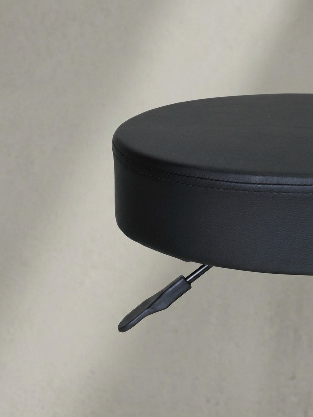 ARBEITSHOCKER Lederoptik 360° drehbar, höhenverstellbar, stabil, Schwarz 50x50x55 cm - Schwarz, Kunststoff/Textil (50/55/50cm) - KADIMA DESIGN