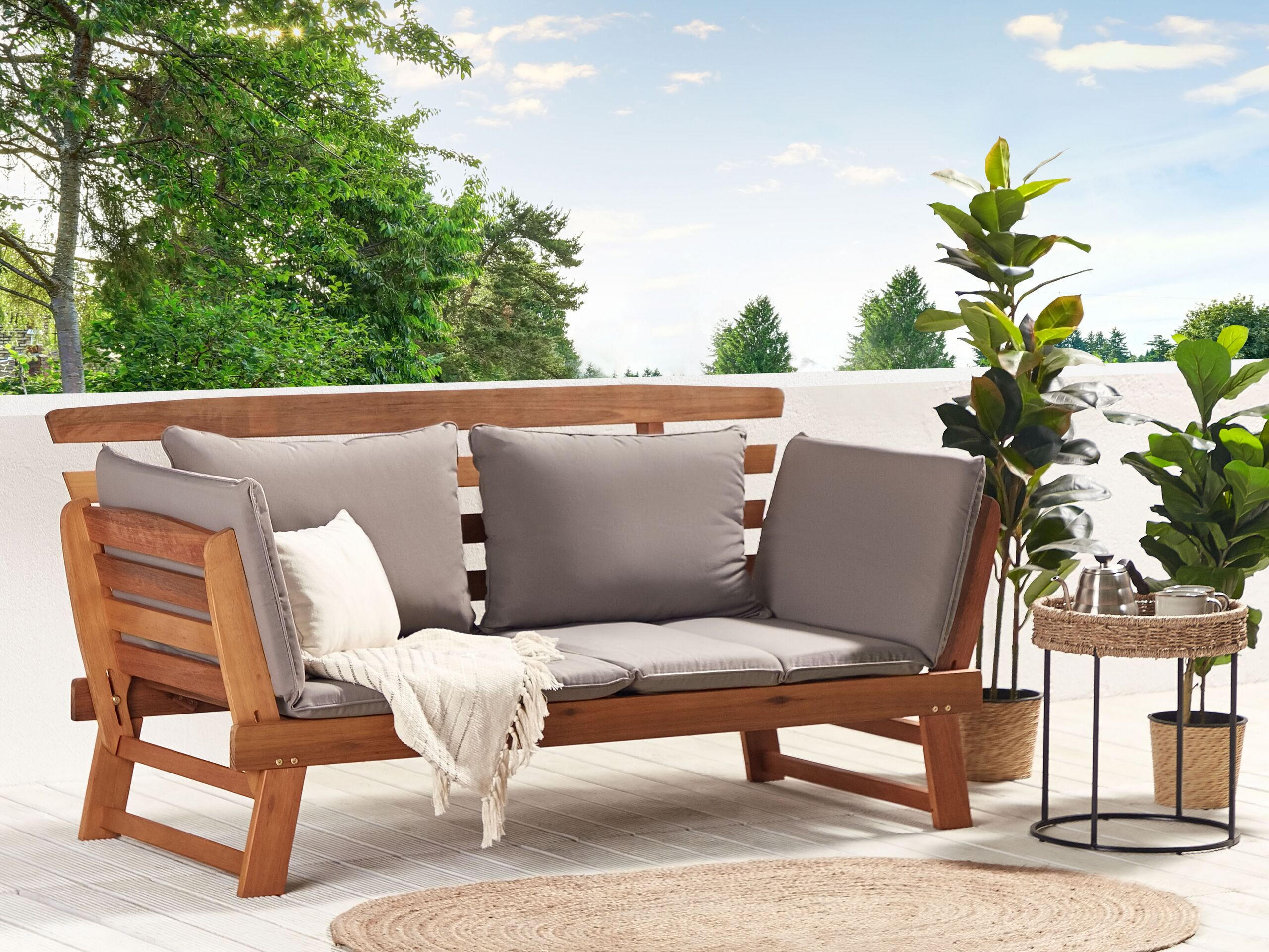 GARTENSOFA Eukalyptusholz hellbraun verstellbare Armlehnen 210 cm Portici - Hellbraun, Holz (210/82/66cm) - Beliani