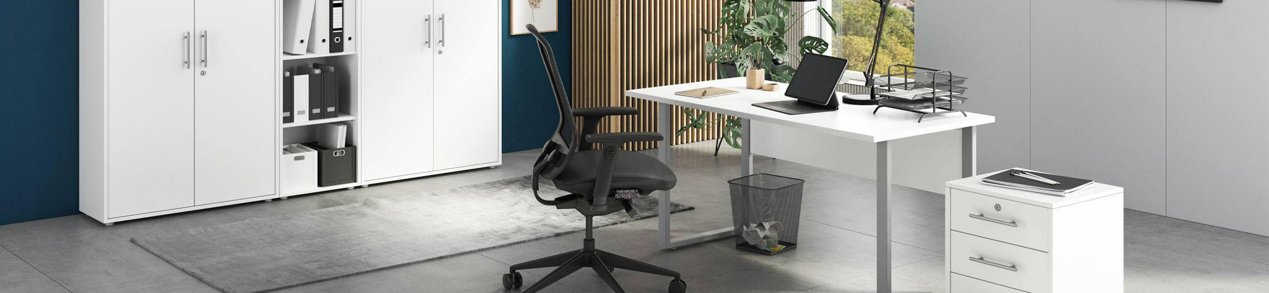 Modernes Büro mit Eckschreibtisch, Bürostuhl, Rollcontainer und Aktenschränken in Weiß matt vor großen Fenstern