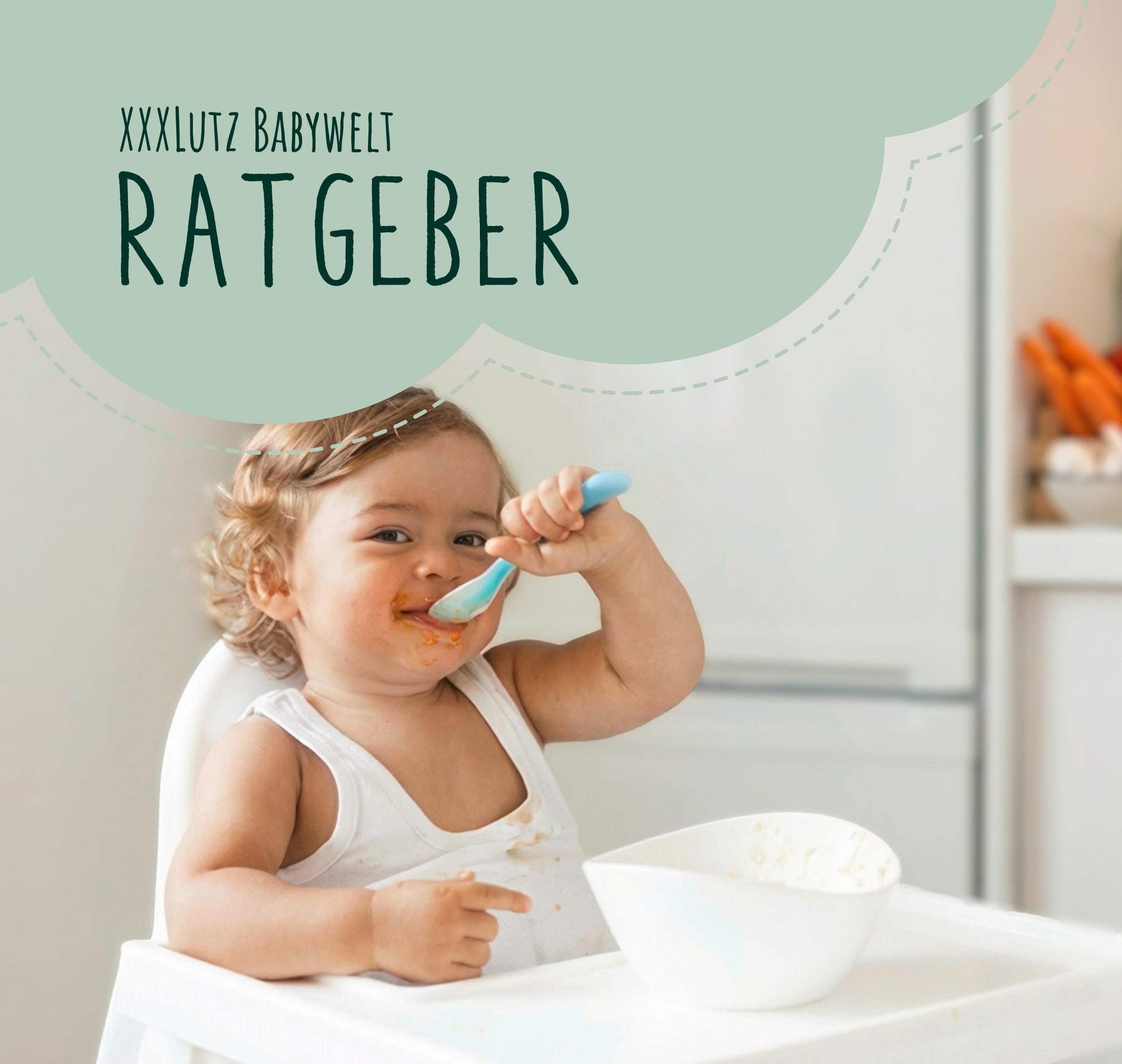 Ein Kleinkind sitzt in einem weißen Hochstuhl in der Küche und isst Brei mit einem Löffel; rund um den Mund sind Essensspuren zu sehen. Links im Bild steht in einer grünen Sprechblasen-Grafik ‚XXXLutz Babywelt Ratgeber‘.