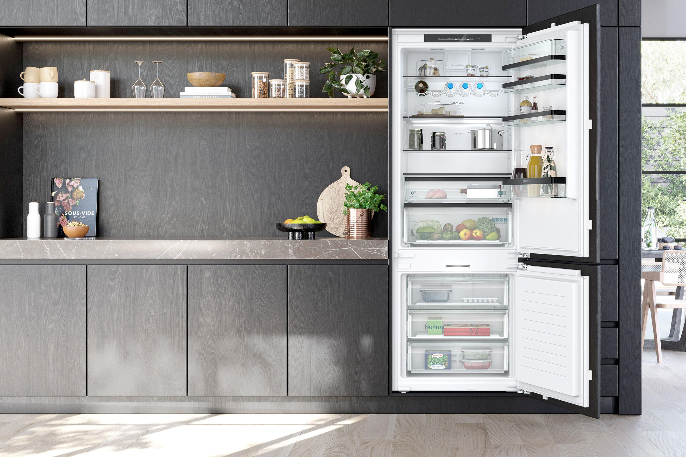 SIEMENS XXL-Kühlschrank, Dunkle Küche mit Kühlschrank, Moderne Küche, Esstisch und Stühle