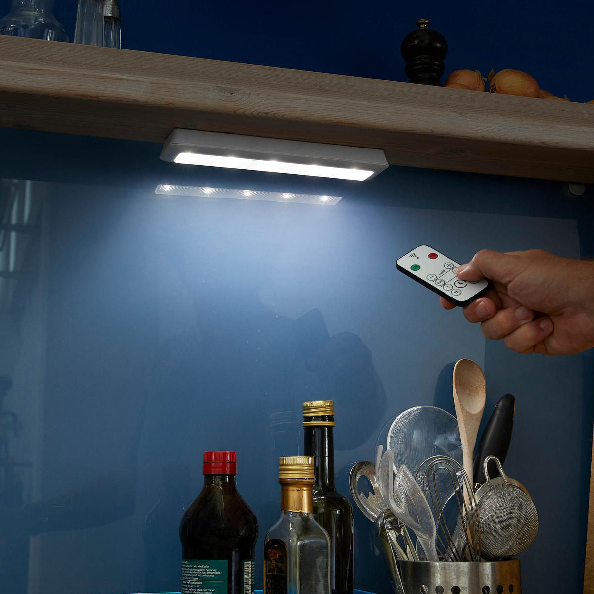 LED-BELEUCHTUNGSSCHIENE - dimmbar mit Touch-Knopf und Fernbedienung für Kleiderschrank, 6x AA-Batterien erforderlich - Weiß, Kunststoff (6/30/3.5cm) - Northpoint